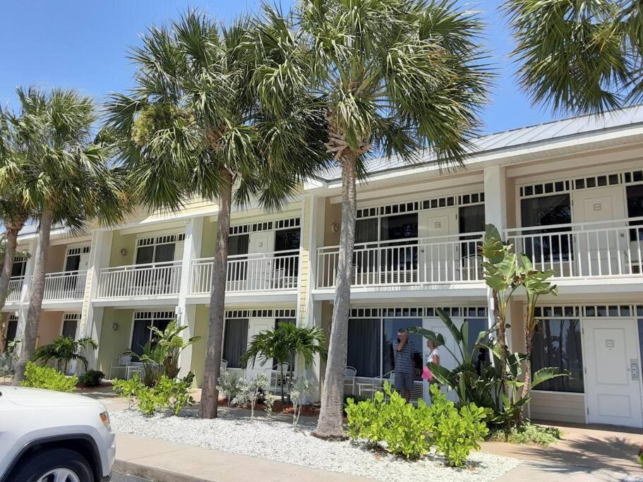 Beautiful One Bedroom Resort-Style Studio With Pool And Beach Access Ruskin Exterior foto
